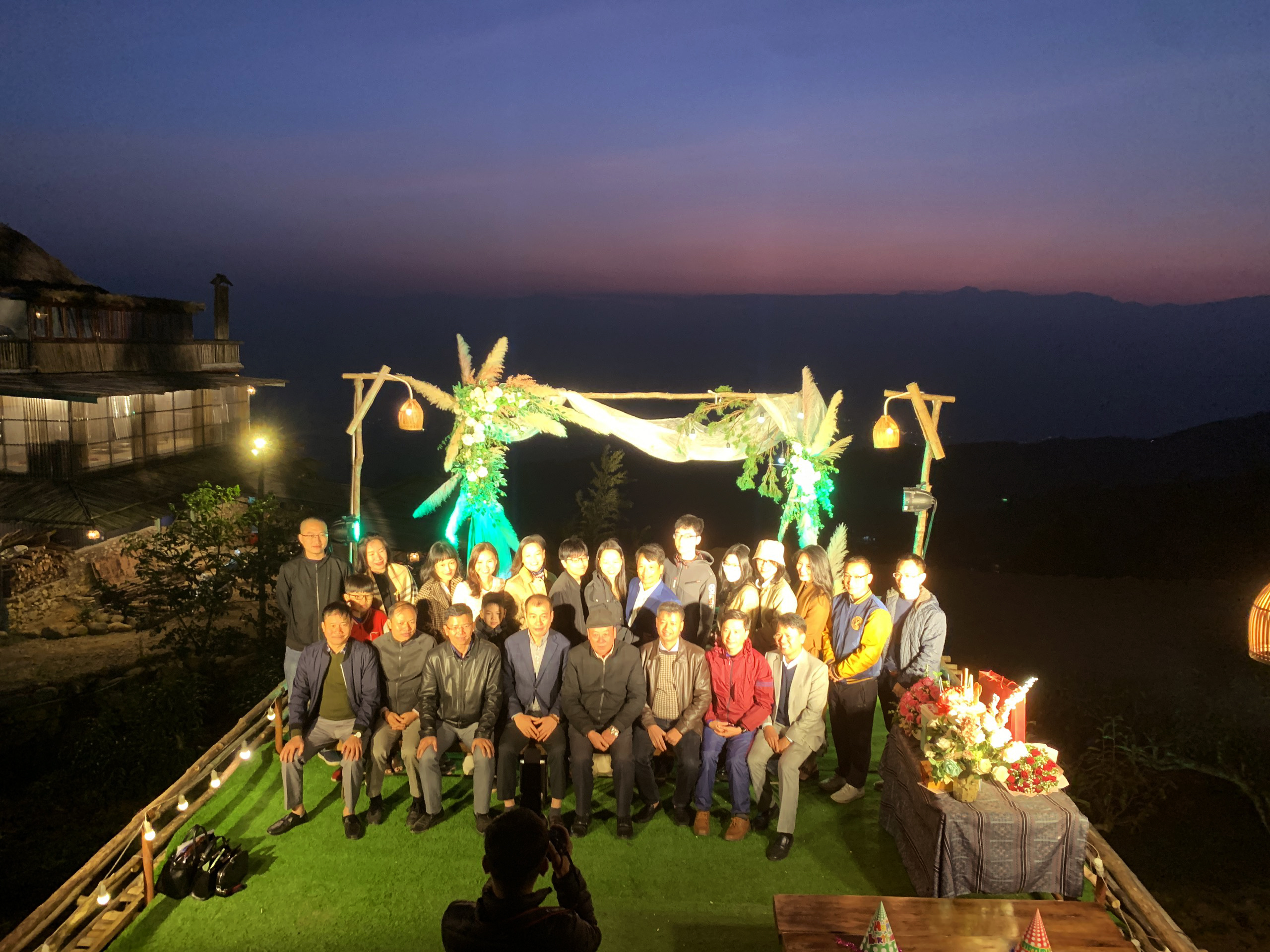 Lễ kỷ niệm ngày cưới thơ mộng, ấm cúng và trang trọng