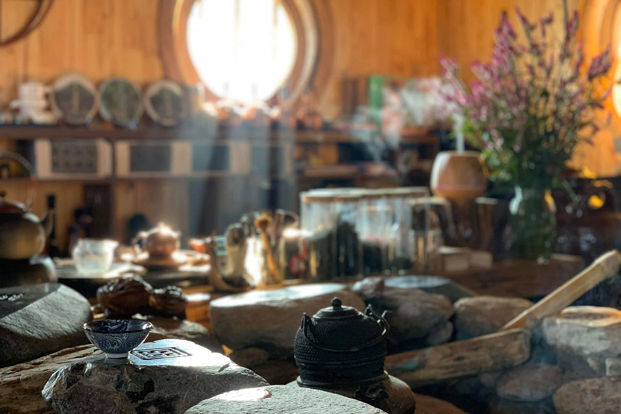 Thưởng trà, nghe sáo Mông